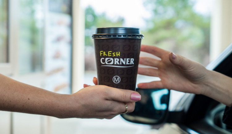 Češi za volantem jsou milovníci kávy, v loňském roce na čerpacích stanicích MOL vypili 12 milionů šálků