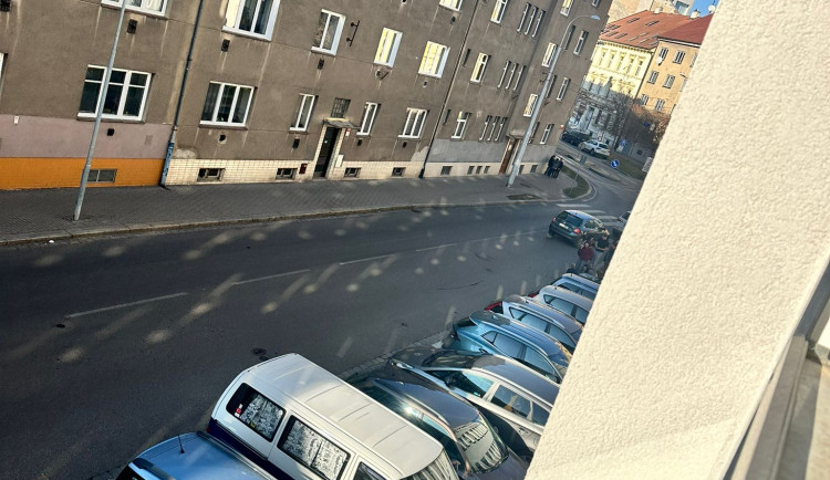 Muž spadl ze střešní římsy a přistál na střeše auta, případ řeší kriminalisté