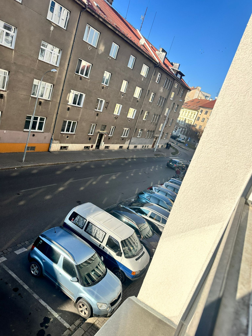 Muž vypadl z okna a přistál na střeše auta, případ řeší kriminalisté