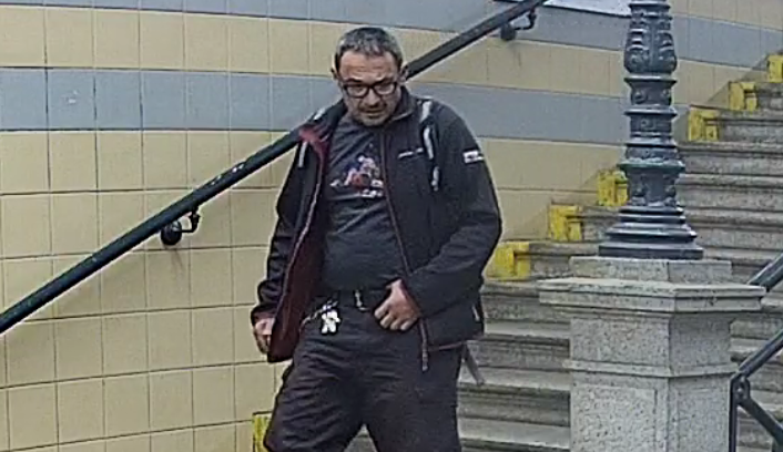 Vandalismus na libereckém nádraží. Policie pátrá po muži, který se v místě pohyboval