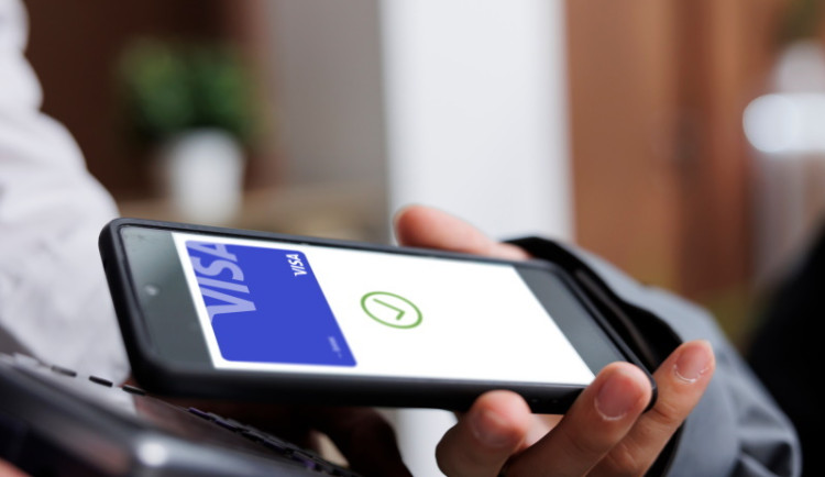 Polovina Čechů plánuje zimní dovolenou na horách: 3/4 budou platit digitálně