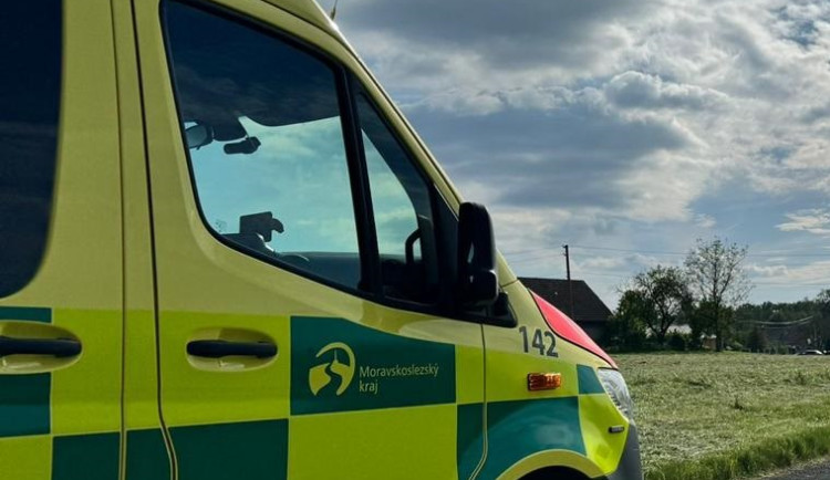 Řidič na Opavsku sjel do do protisměru a mimo vozovku. Následný náraz do stromu nepřežil