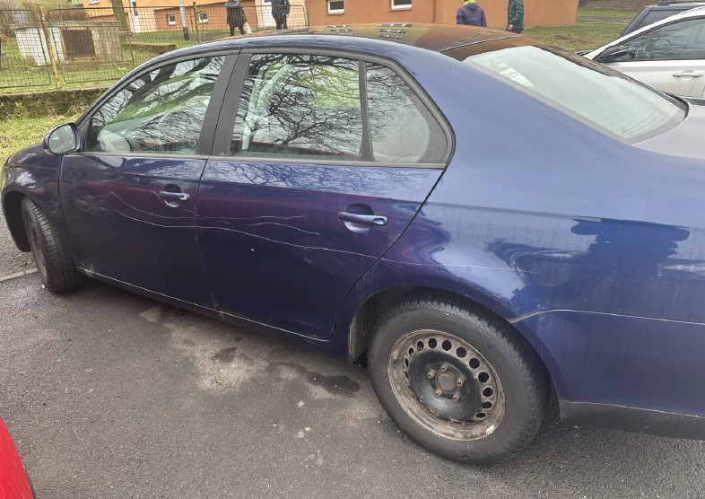 Muž ze Sokolova se mstil sousedům ze sídliště. Poškrábal jim zaparkovaná auta, škoda přesáhla 170 tisíc