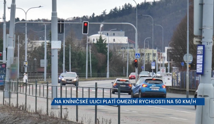Na Kníničské ulici v Brně nově platí 50 m/h, řidiči by měli zpozornět