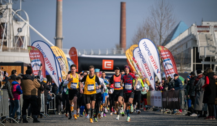 Skvělé běžecké výkony, téměř 1500 běžců a účast elitních sportovců. Odstartoval druhý běžecký závod zimní série ČEZ RunTour Winter Edition v Praze!