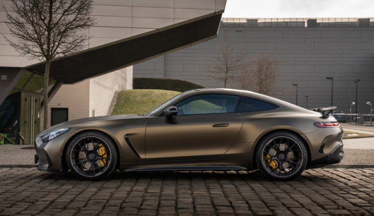 Auta Super slaví úspěšný rok 2024 s rekordním prodejem vozů, roste zájem o financování i exkluzivní značky