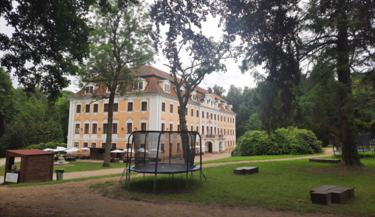 Podvodné úvěry, milionové dluhy i hromadná žaloba. Zámek v Chlumu postupně odkrývá svá tajemství