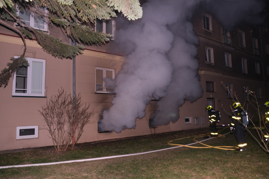 Hustý kouř valící se ze sklepa vyhnal desítky rodin z pohodlí domova. V Porubě hořel šestipatrový dům