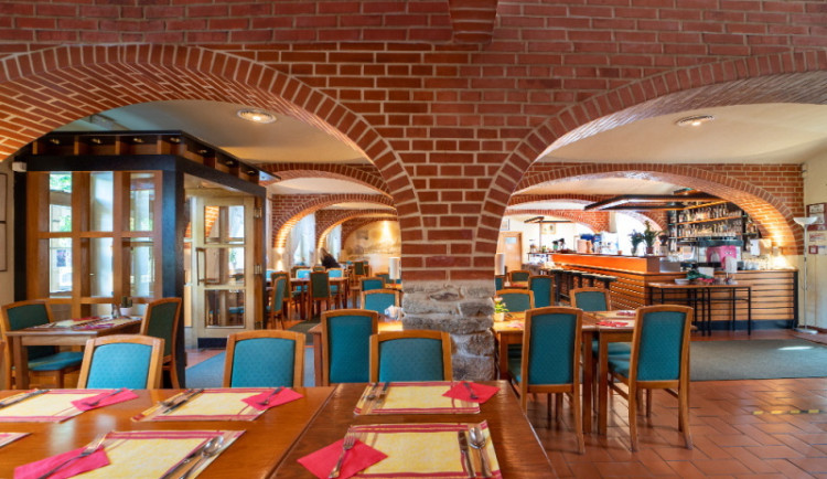 Dvůr Čertousy v Horních Počernicích zve na Velikonoční hody