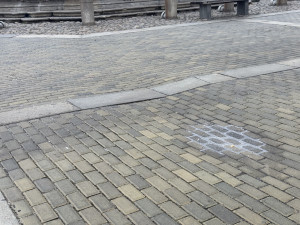 Dlažba na náměstí je opět zvlněná. Zda za to může kluziště není jasné