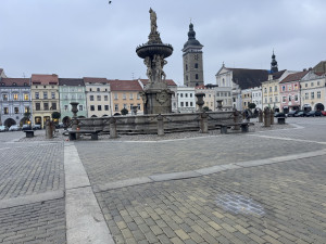 Dlažba na náměstí je opět zvlněná. Zda za to může kluziště není jasné