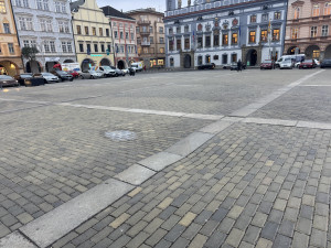 Dlažba na náměstí je opět zvlněná. Zda za to může kluziště není jasné