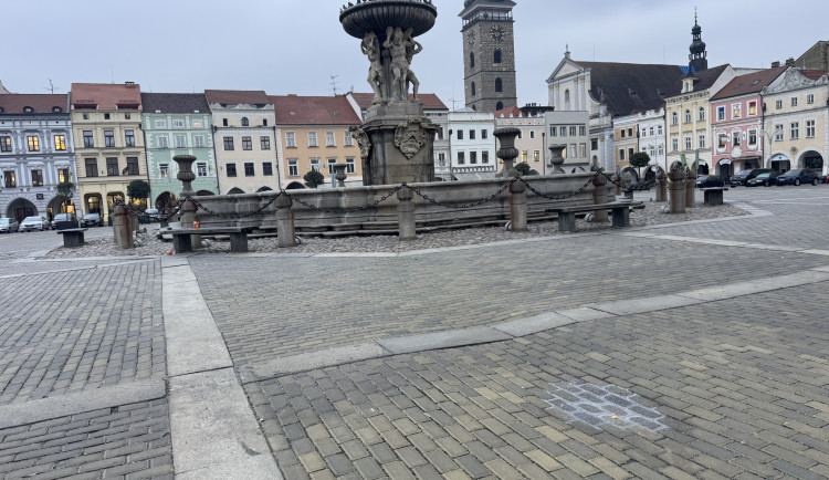 Dlažba na náměstí je opět zvlněná. Zda za to může kluziště není jasné