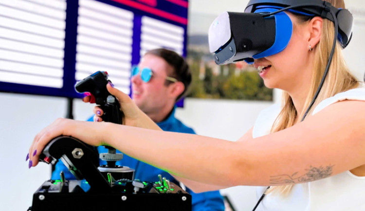 Letecké a závodní VR simulátory v kanceláři motivují zaměstnance v zimním období