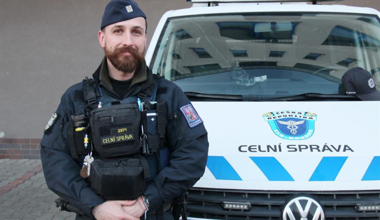 Celník vytáhl z ledového Labe v Hradci devítiletého kluka, pod kterým praskl led