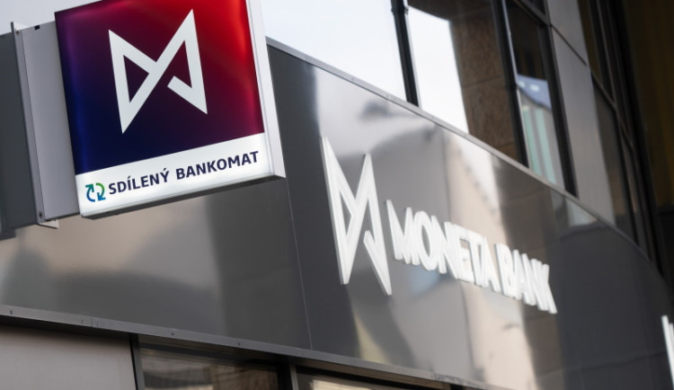Průzkum Monety: Češi plánují více investovat, roste zájem o hypotéky i virtuální karty