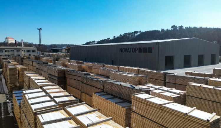 Logistická hala s největší dřevěnou fasádou v Česku. Přelom v průmyslové architektuře?