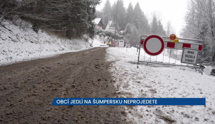  Obcí Jedlí na Šumpersku neprojedete, stavbaři varují, aby si tudy nikdo cizí cestu nezkracoval