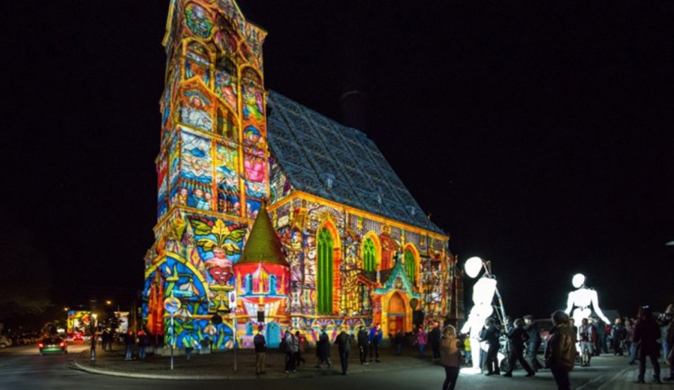 Významná výročí města Plzeň oslaví s obřími světelnými loutkami. Program doplní videomapping