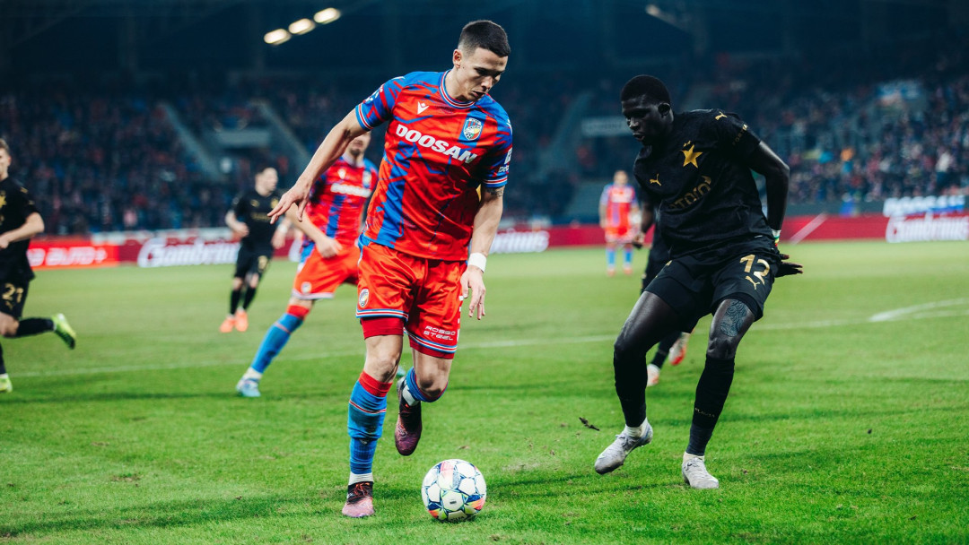 Fotbalisté Slavie díky Chorému vyhráli v Plzni 3:1 a vedou ligu už o 13 bodů