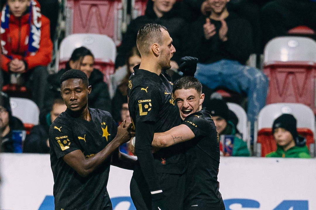 Fotbalisté Slavie vyhráli v Plzni 3:1 a vedou před ní ligu už o 13 bodů