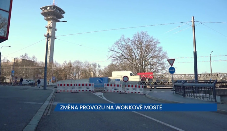 Změna provozu na Wonkově mostě v Pardubicích, řidiči nově jezdí ve středních pruzích