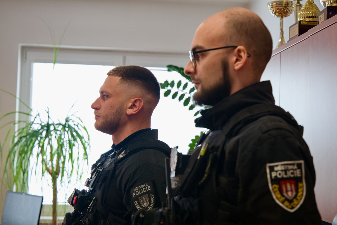 Budějovičtí strážníci slaví úspěch. Video z jejich zásahu proti ozbrojenému muži vyhrálo celostátní soutěž