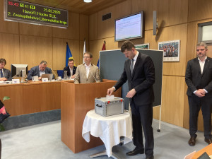 Tajné hlasování o odvolání hejtmana Libereckého kraje. Hlasovací lístek vhazuje do urny Jan Sviták.