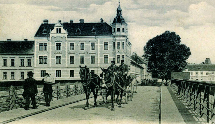 DRBNA HISTORIČKA: Dlouhý most byl prvním železným mostem na území Českých Budějovic. Platilo se na něm mýtné