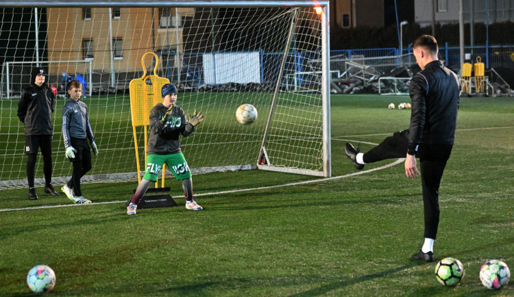 Šance pro fotbalové gólmany z menších klubů. Na brankářskou akademii Slovanu jich chodí desítky