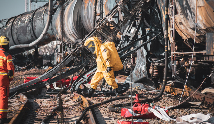 Hasiči u Hustopečí pokračují v přečerpávání benzenu. Odklízení trosek by mohlo začít dnes