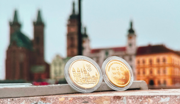 Kulaté hradecké výročí připomene pamětní medaile i eurobankovka
