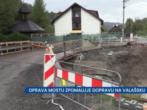 Oprava mostu ve Velkých Karlovicích zpomaluje dopravu na Valašsku