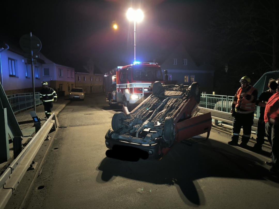 Na mostě ve Frýdlantu najelo auto na svodidla a skončilo na střeše. Za poslední rok jde už o druhý případ