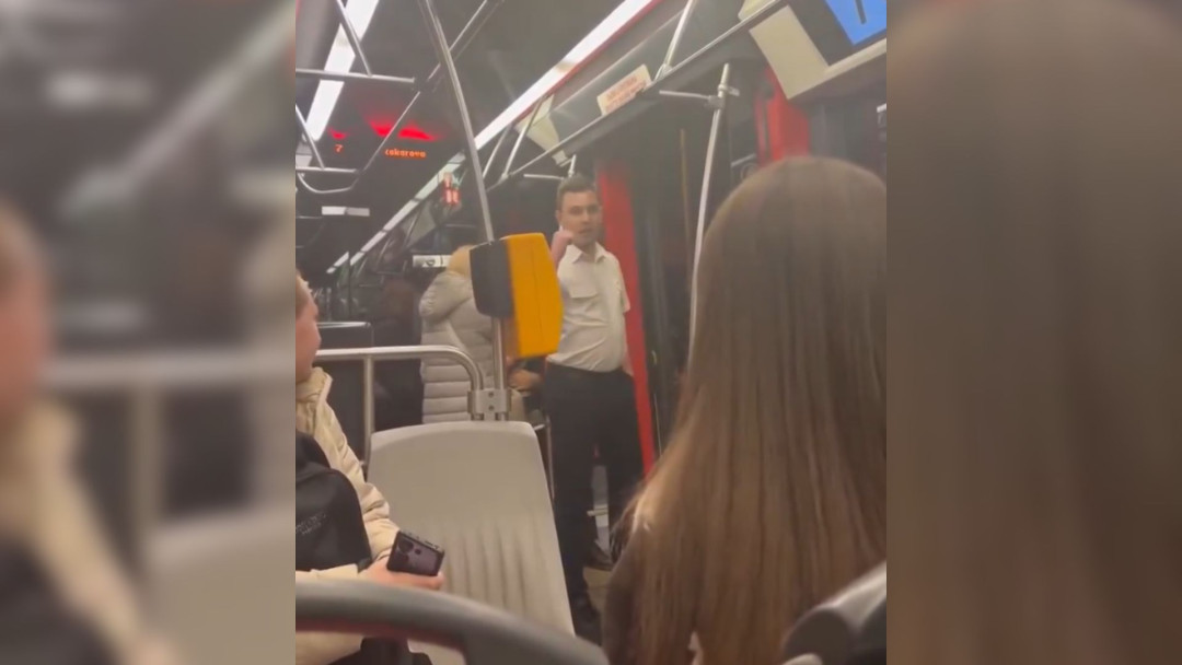 Dopravní podnik ukončil spolupráci s řidičem, který křičel na ukrajinský pár s dítětem