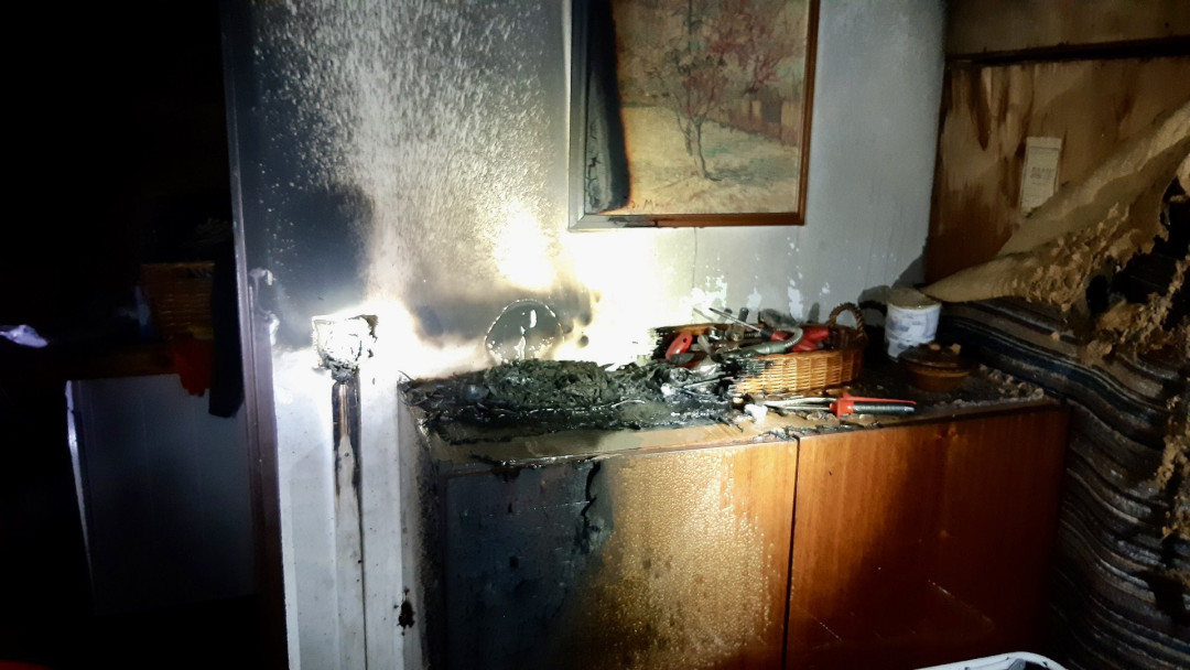 V Praze 8 hořelo v bytě, popáleného muže odvezli do nemocnice