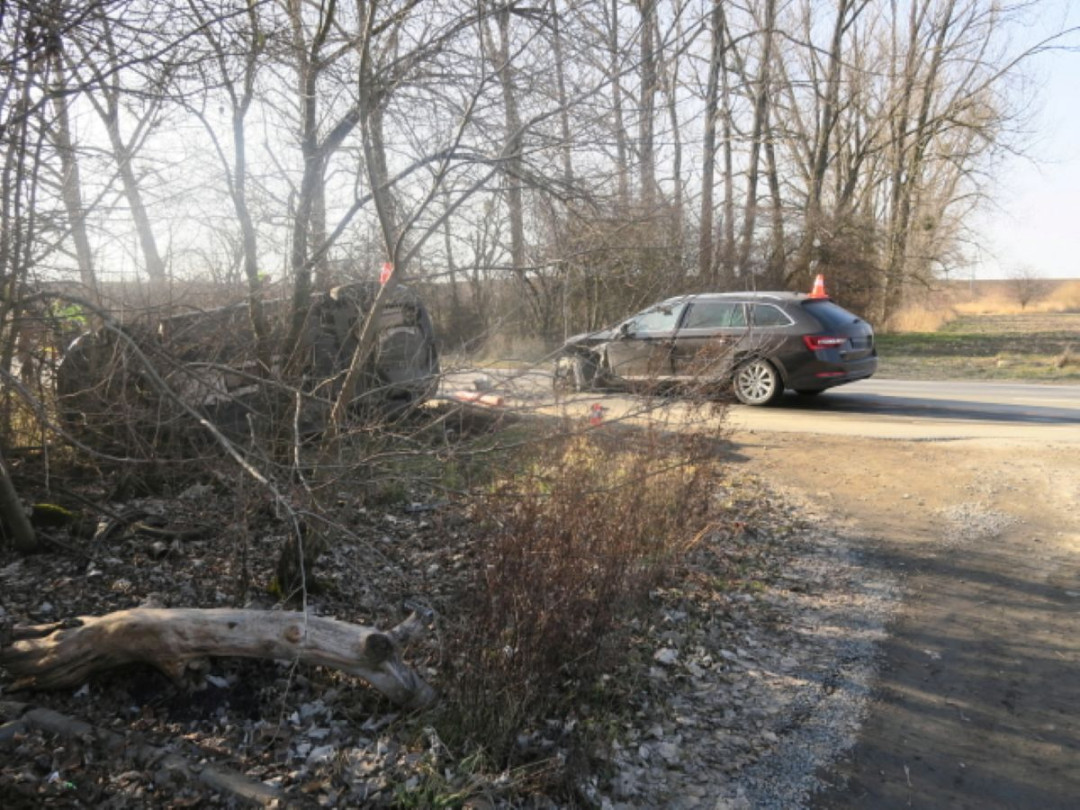 U Přerova auto skončilo na boku. Řidič na rovné silnici nezvládl odbočení, přehlédl předjíždějící vůz