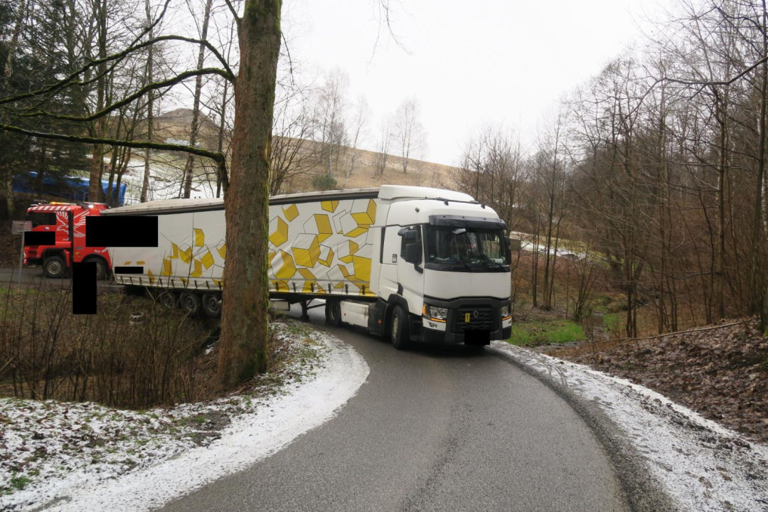 Řidič kamionu, který v sobotu ráno havaroval na Rádle, nadýchal 1,34 promile