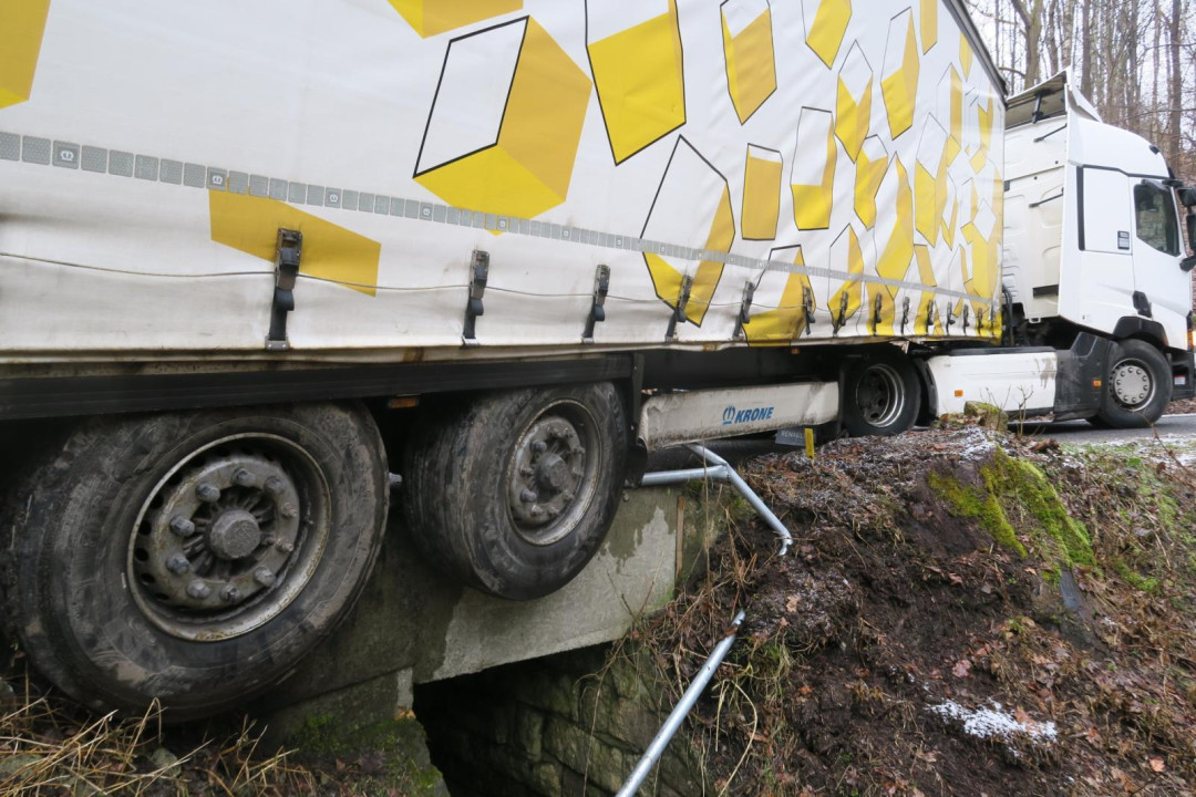 Řidič kamionu, který v sobotu ráno havaroval na Rádle, nadýchal 1,34 promile