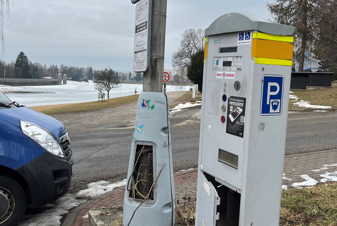 Z jabloneckých parkovišť mizí staré parkovací automaty. Nové mají začít v centru Jablonce fungovat od května