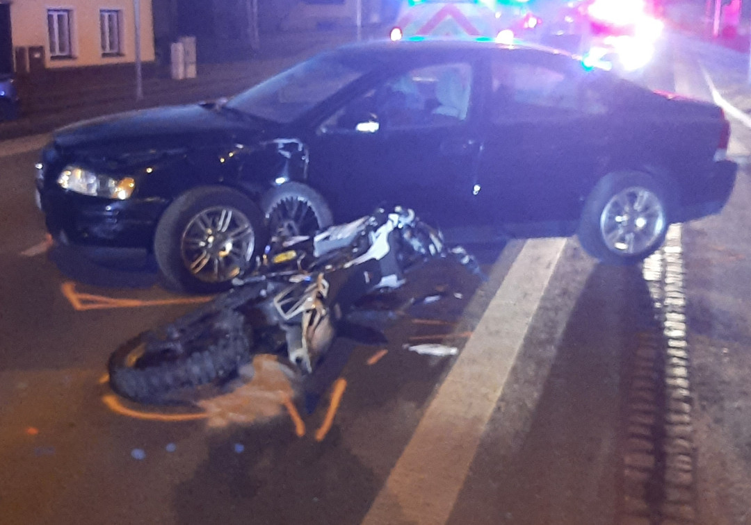 Seniorka nedala přednost motorkáři na hlavní silnici. Pro něj skončil karambol v nemocnici. Foto: Se svolením Policie ČR