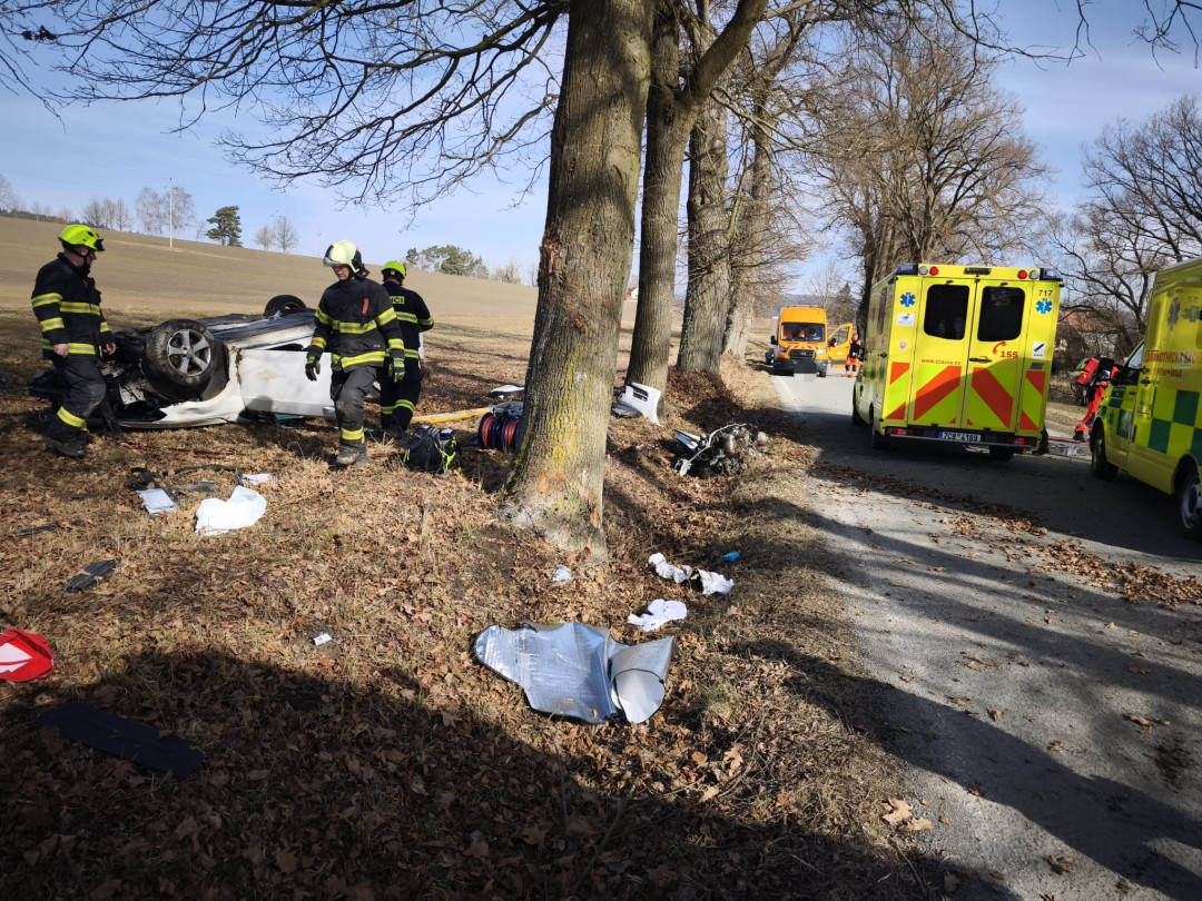 Po nárazu do stromu museli zraněné muže uvést do umělého spánku. Záchranáře přivolala speciální funkce v telefonu