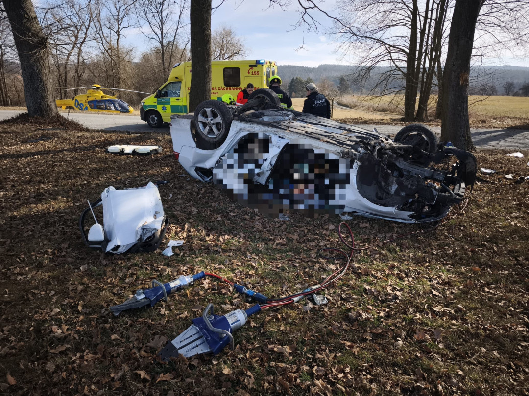 Po nárazu do stromu museli zraněné muže uvést do umělého spánku. Záchranáře přivolala speciální funkce v telefonu