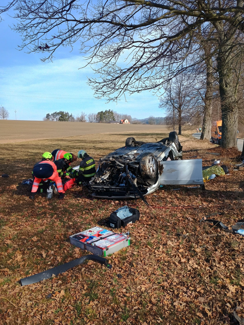 Po nárazu do stromu museli zraněné muže uvést do umělého spánku. Záchranáře přivolala speciální funkce v telefonu