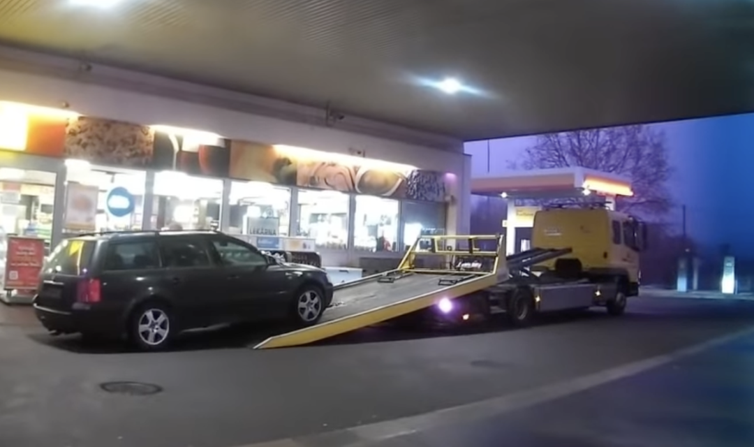 VIDEO: Řidičovi odtáhli dvě auta v jeden den. Dej mi pouta, zavři mě, prosil strážníka