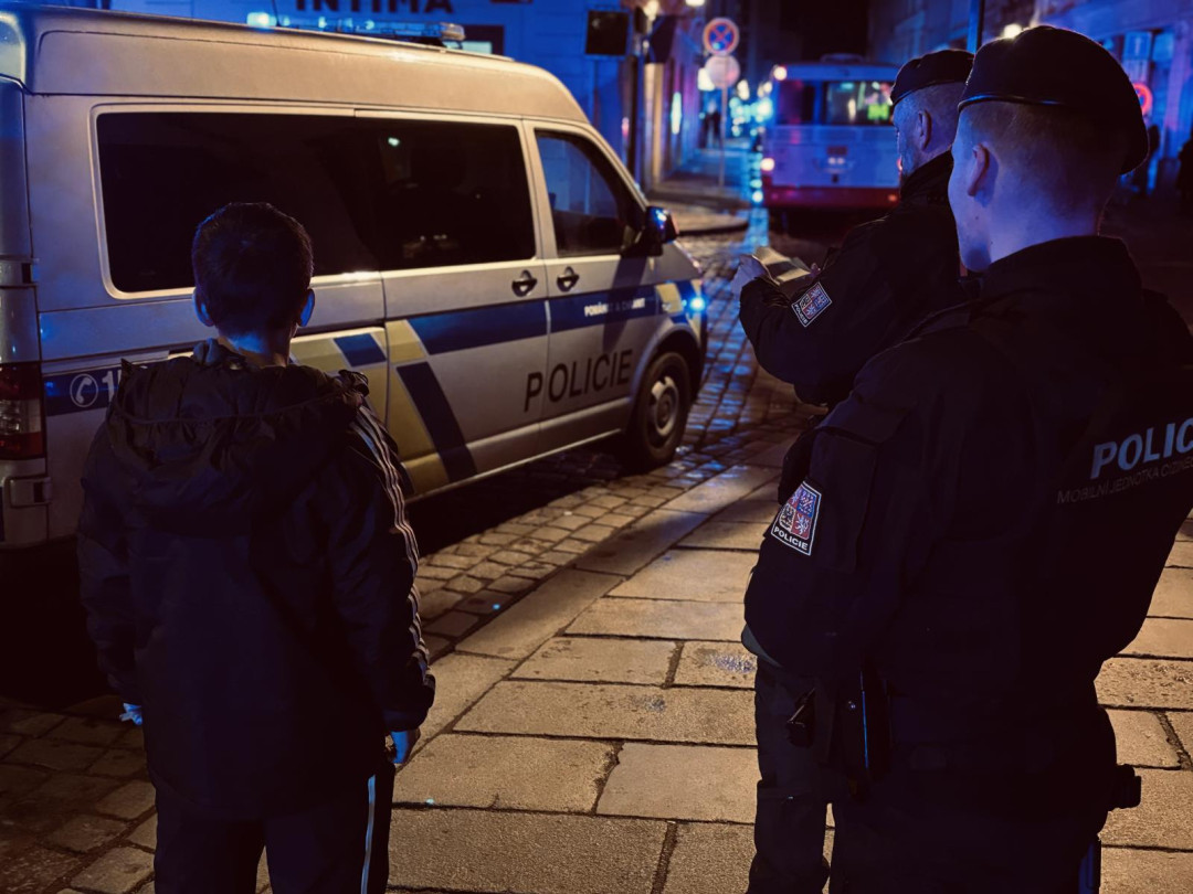 Další obří policejní šťára v centru města. Policisté odhalili 17 opilých mladistvých a jednoho cizince bez povolení k pobytu