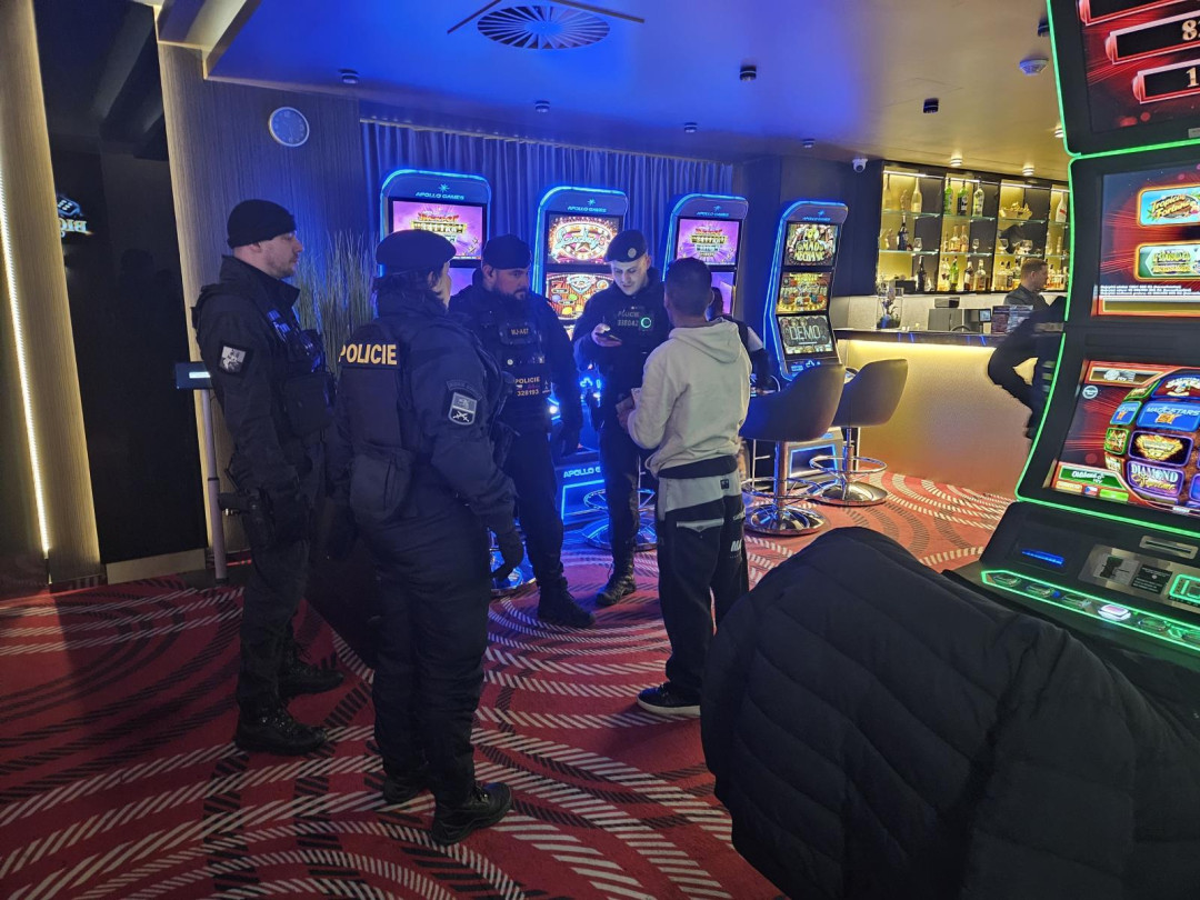 Další obří policejní šťára v centru města. Policisté odhalili 17 opilých mladistvých a jednoho cizince bez povolení k pobytu
