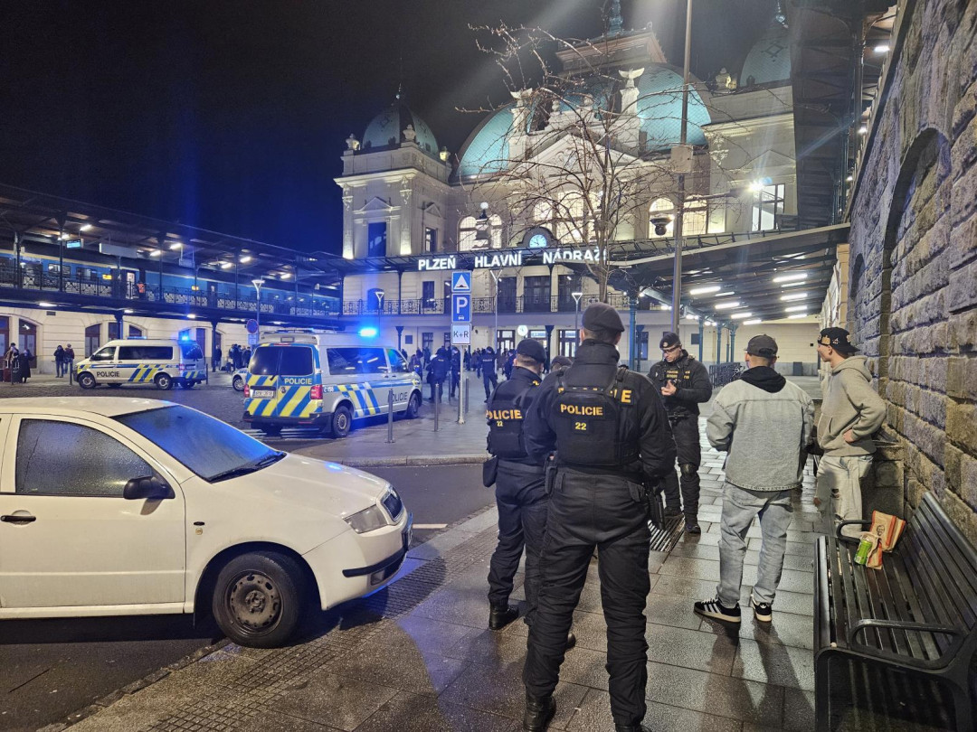 Další obří policejní šťára v centru města. Policisté odhalili 17 opilých mladistvých a jednoho cizince bez povolení k pobytu