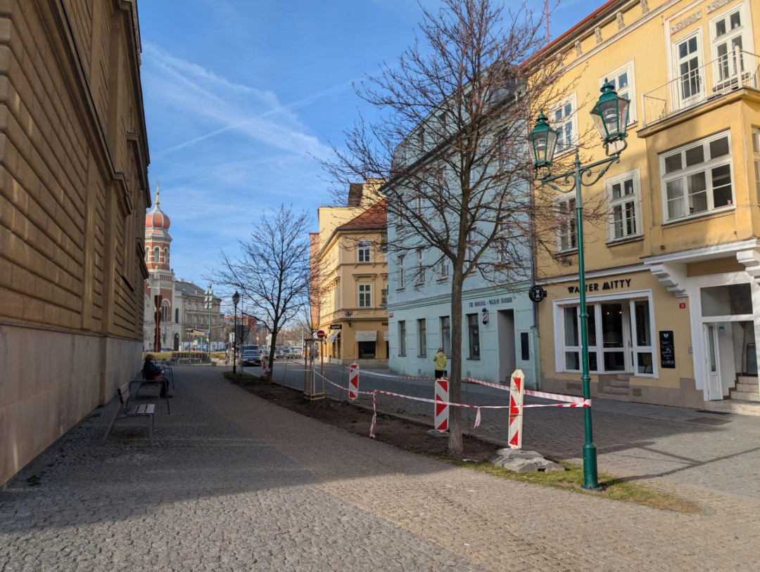 Pod divadlem bude příjemnější posezení, iniciátorem proměny části pěší zóny je místní majitel kavárny