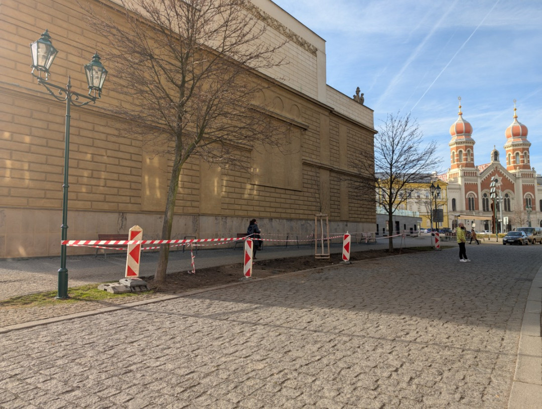 Pod divadlem bude příjemnější posezení, iniciátorem proměny části pěší zóny je místní majitel kavárny